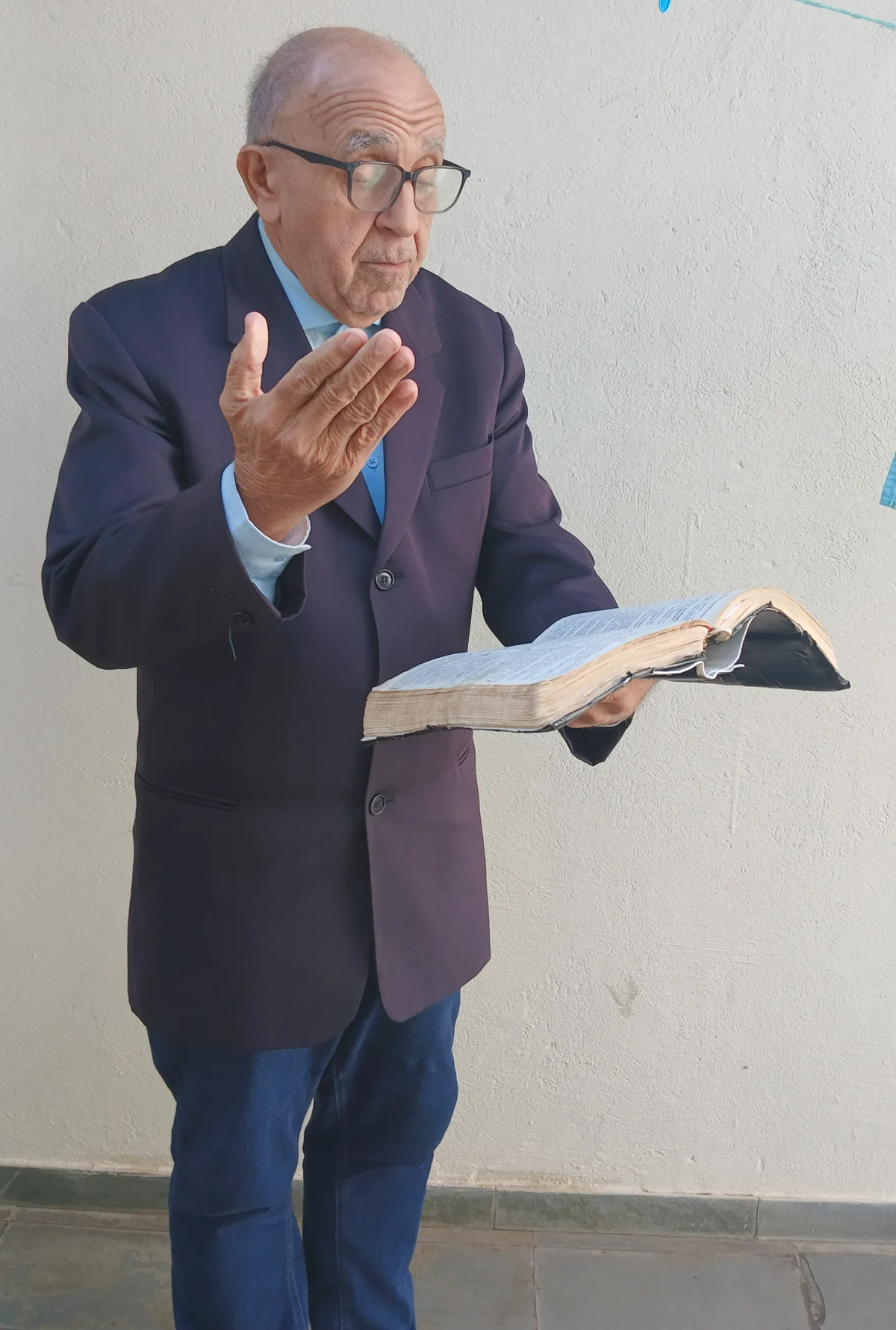 David O Levita com a Bíblia